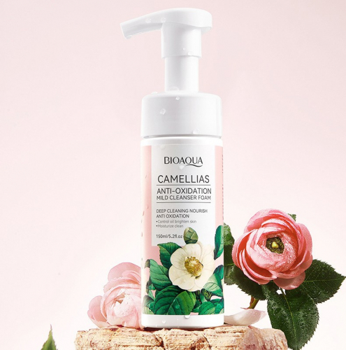 Пенка для умывания с камелией BIOAQUA Camellias, 150 мл.