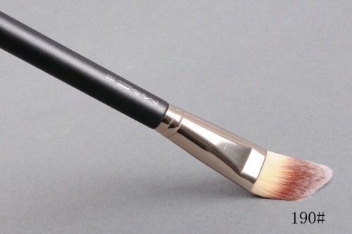 Кисть-лепесток для тональной основы МАС 190 Foundation Brush
