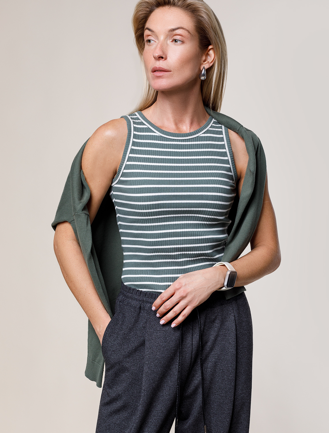 Топ из трикотажа в широкий рубчик D43.223 оливка с белым