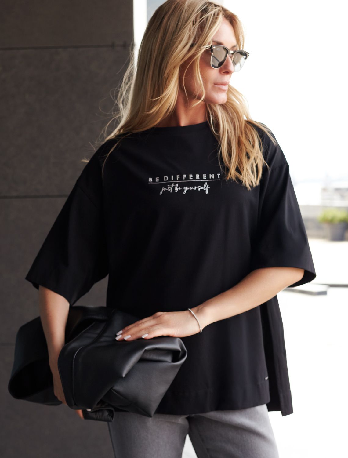 Футболка свободного кроя с авторским принтом D49.082 черный_be_different