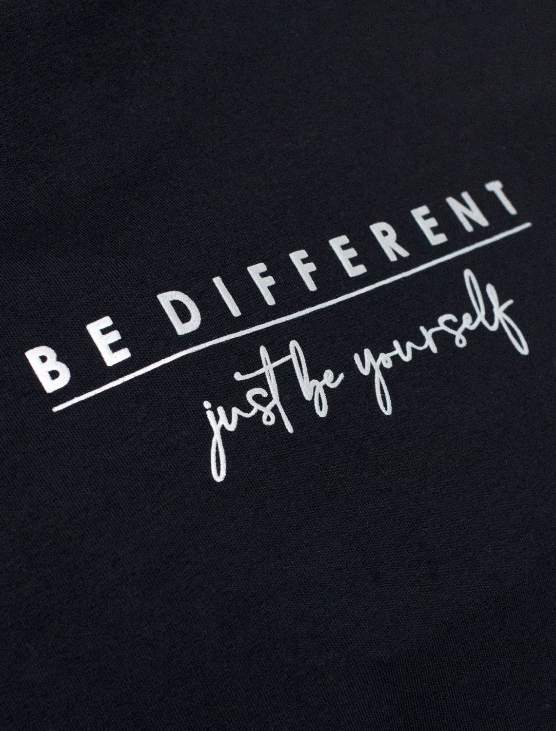 Футболка свободного кроя с авторским принтом D49.082 черный_be_different