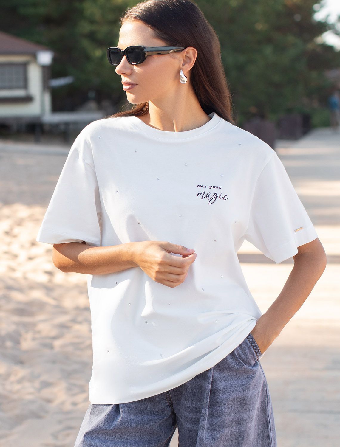 Удлиненная футболка over-size с принтом стразами D49.978 белый_own your magic