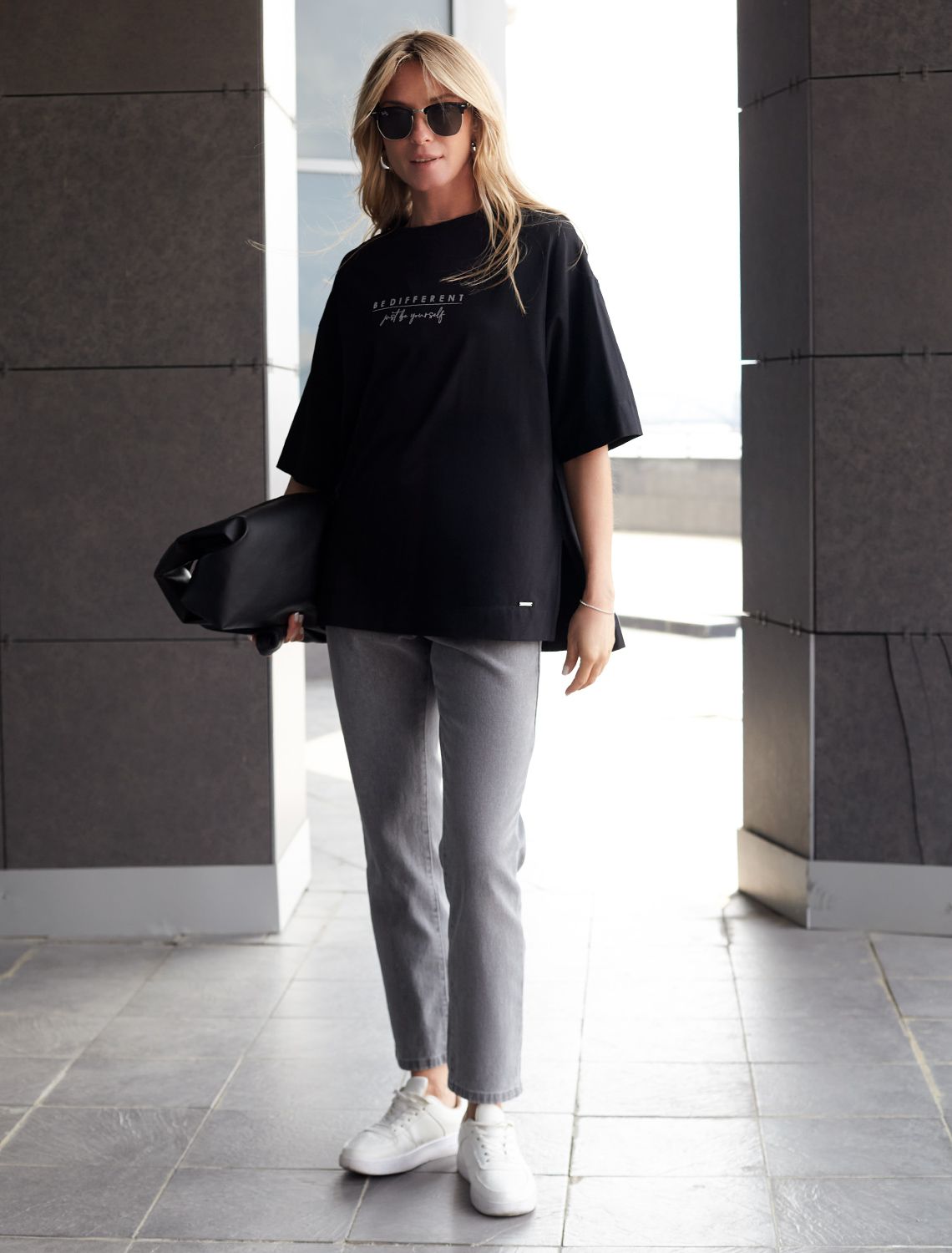 Футболка свободного кроя с авторским принтом D49.082 черный_be_different