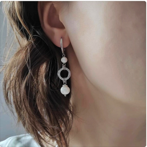 Серьги асимметрия с жемчугом в белом металле