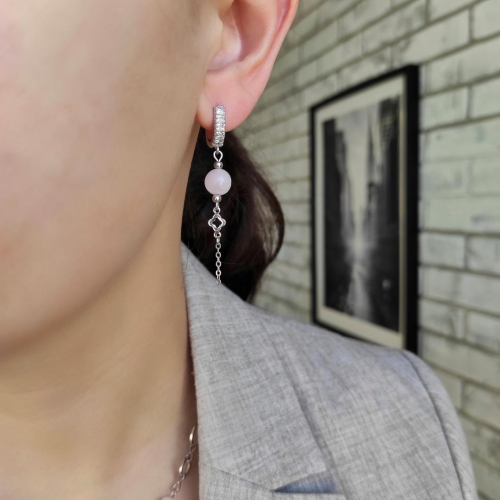 Серьги с розовым кварцем в белом металле асимметричные