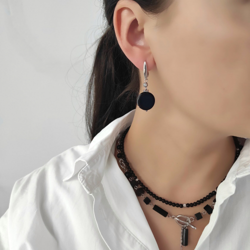 Серьги из черного агата и оникса в фурнитуре из стали