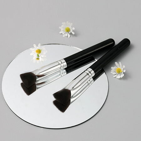 Kristaller Профессиональная треугольная кисть для макияжа малая / Beauty Brush, черный