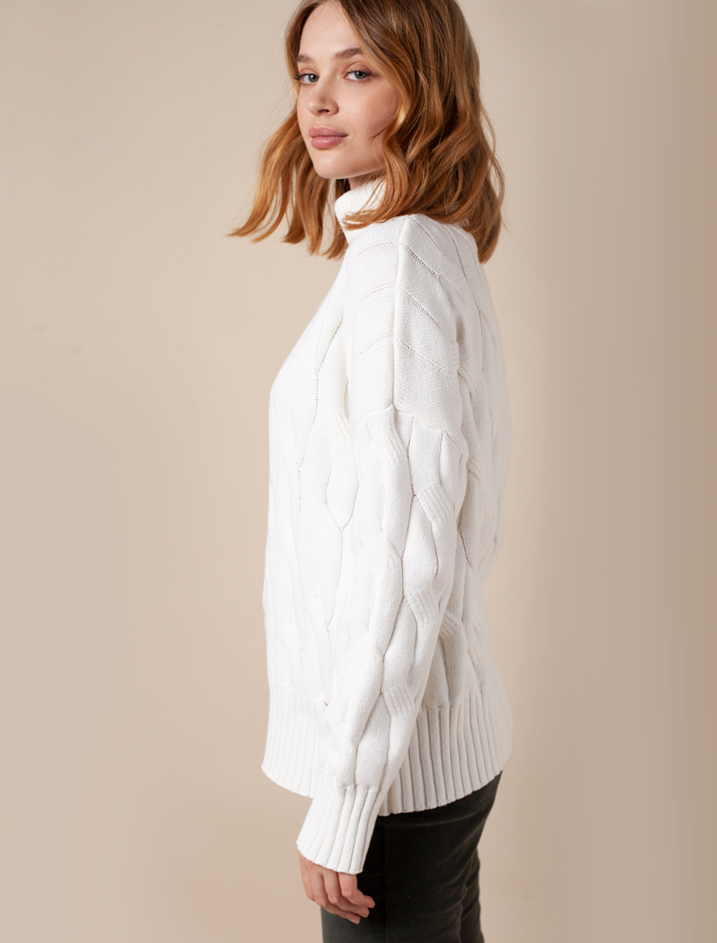 Ст.цена 2690р Теплый свитер из хлопка с акрилом крупной вязки D34.181 белый