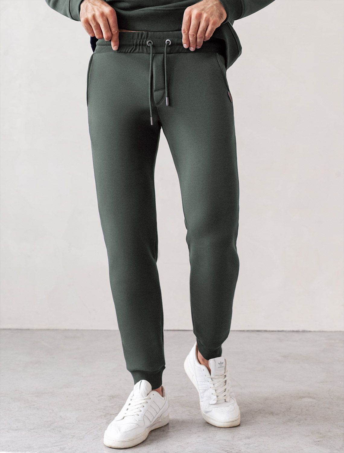 Ст.цена 2590р Брюки из премиального футера трехнитки с начесом U44.006 хаки