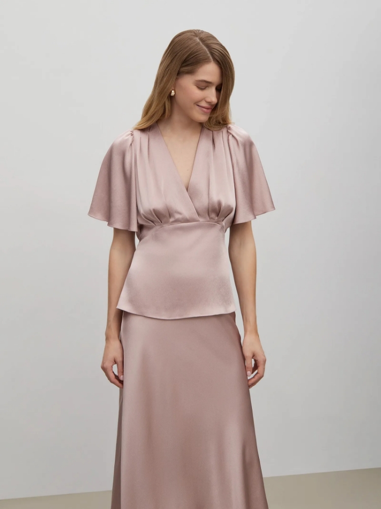 Блузка а-силуэта ,
100% вискоза ,