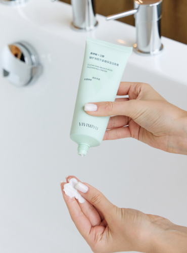 [VIVIMIYU] КОМФОРТ И УВЛАЖНЕНИЕ Пенка для умывания Clean & Moisturize Cleansing Cream, 120 гр