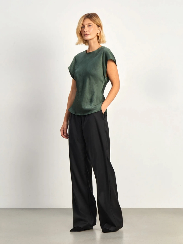 Блузка приталенного кроя ,95% вискоза, 5% полиэстер ,