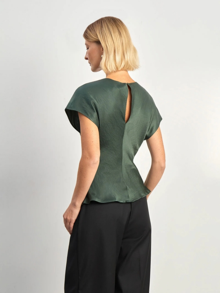 Блузка приталенного кроя ,95% вискоза, 5% полиэстер ,