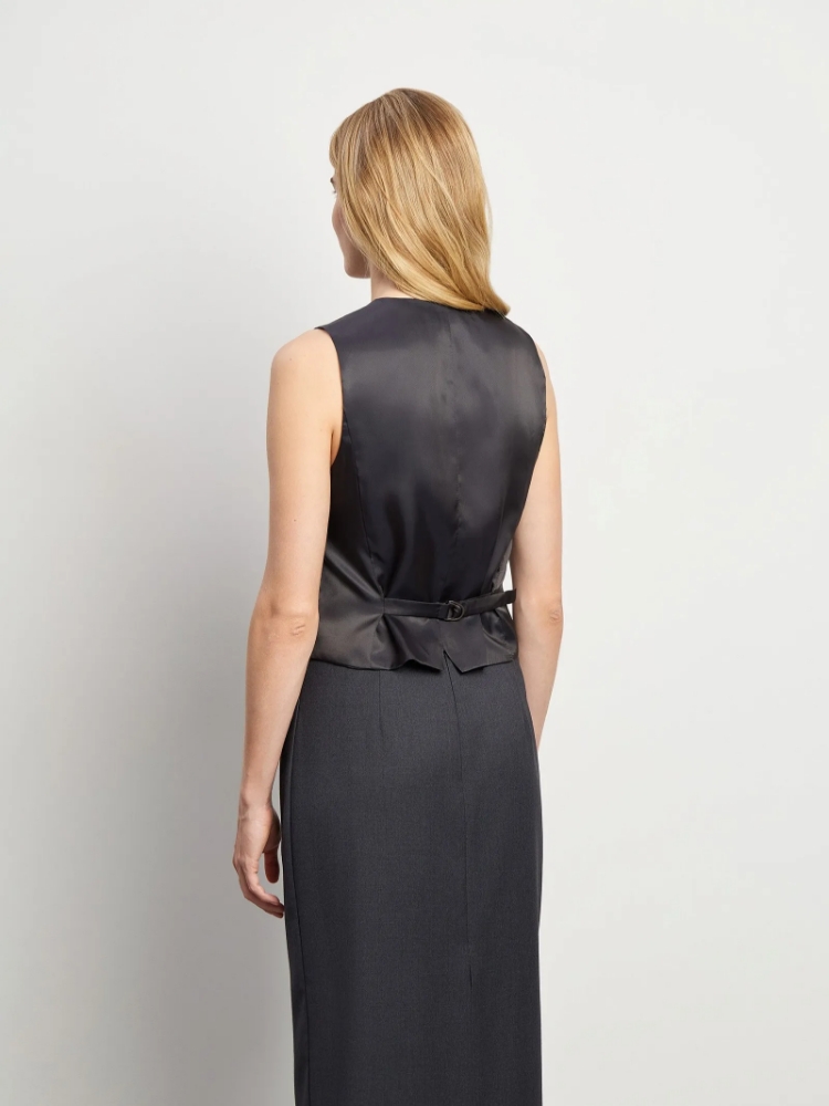 Жилет приталенного кроя ,
60% вискоза, 37% полиэстер, 3% эластан ,