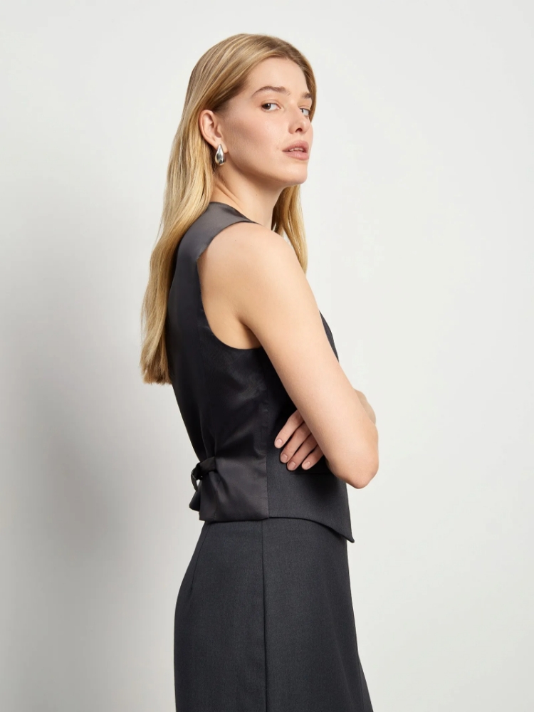 Жилет приталенного кроя ,
60% вискоза, 37% полиэстер, 3% эластан ,