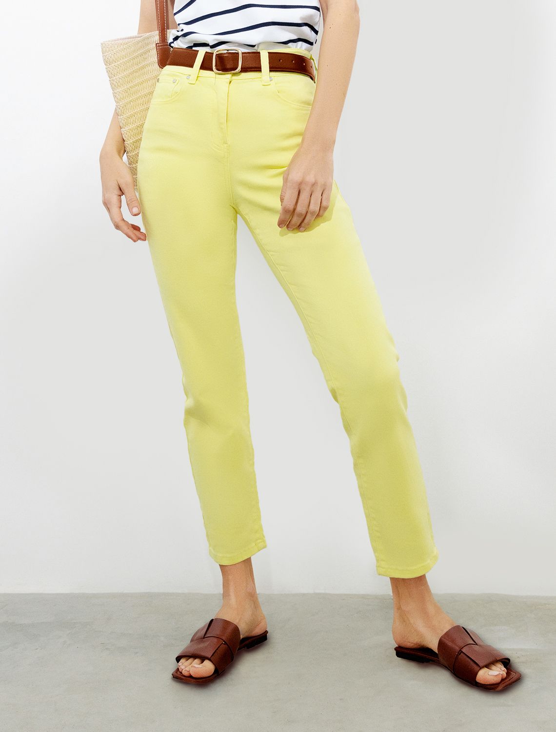 Укороченные прямые джинсы из супер-эластичного денима