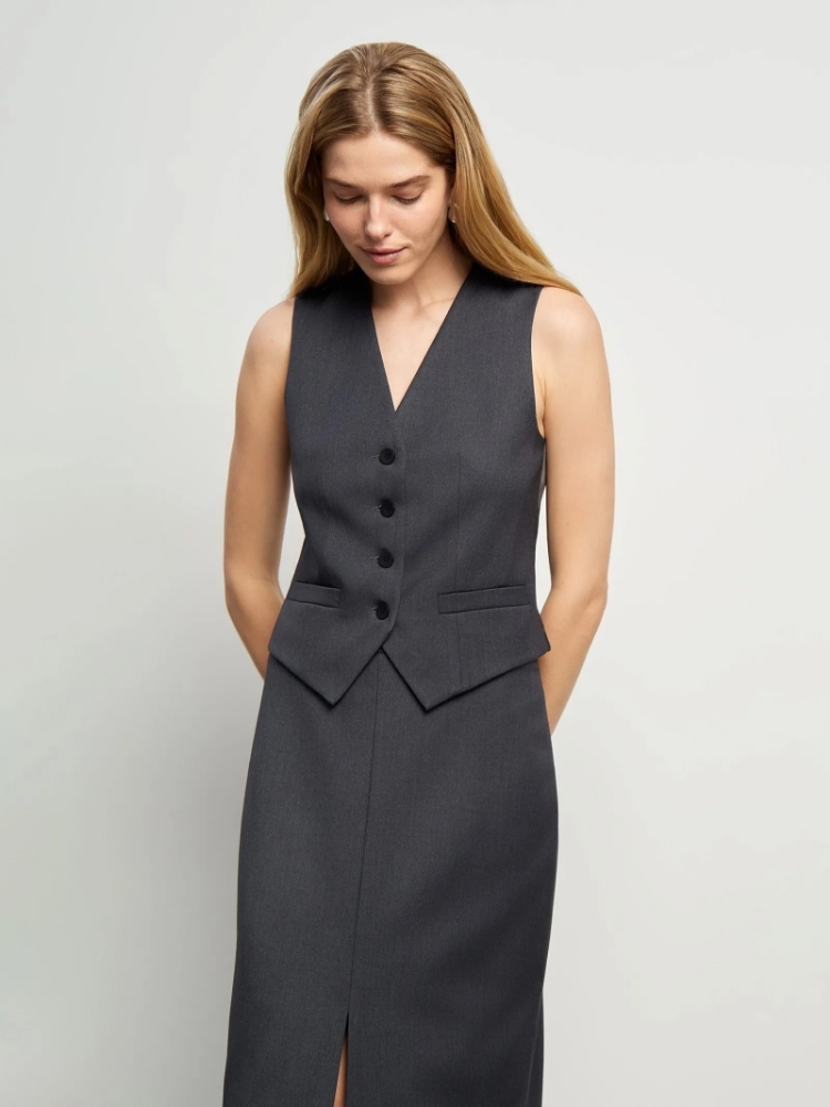 Жилет приталенного кроя ,
60% вискоза, 37% полиэстер, 3% эластан ,