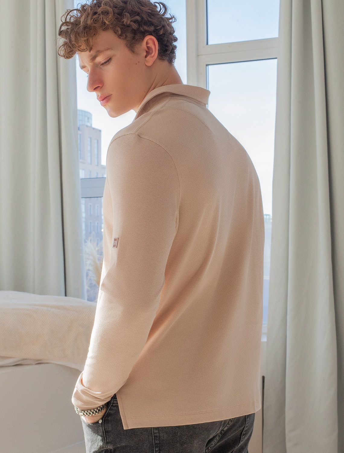 Поло из фактурного трикотажа с застежкой на пуговицы U49.023 бежевый