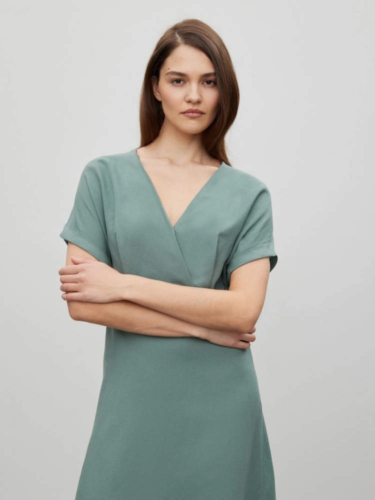 Платье приталенного кроя ,
75% вискоза, 25% лен ,