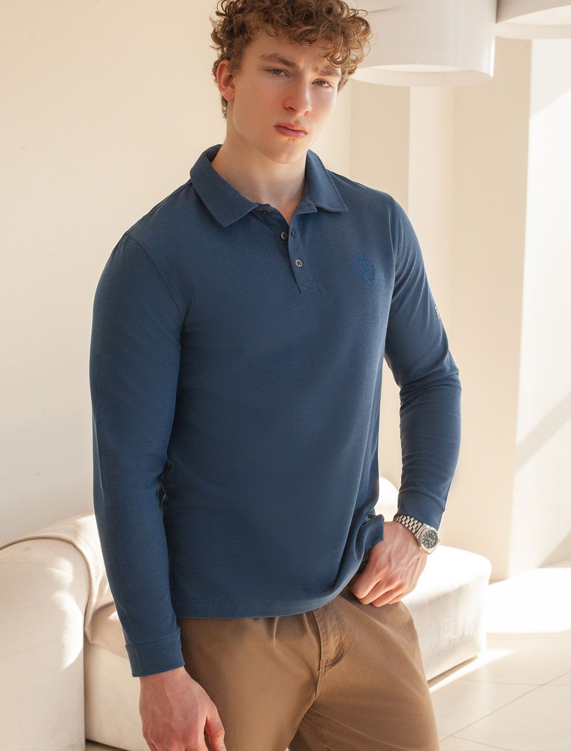 Поло из фактурного трикотажа с застежкой на пуговицы