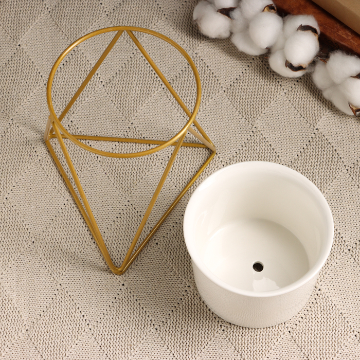 Горшок для цветов «Грани» керамический, 400 мл, 14×11×15 см, на золотистой металлической подставке, белый