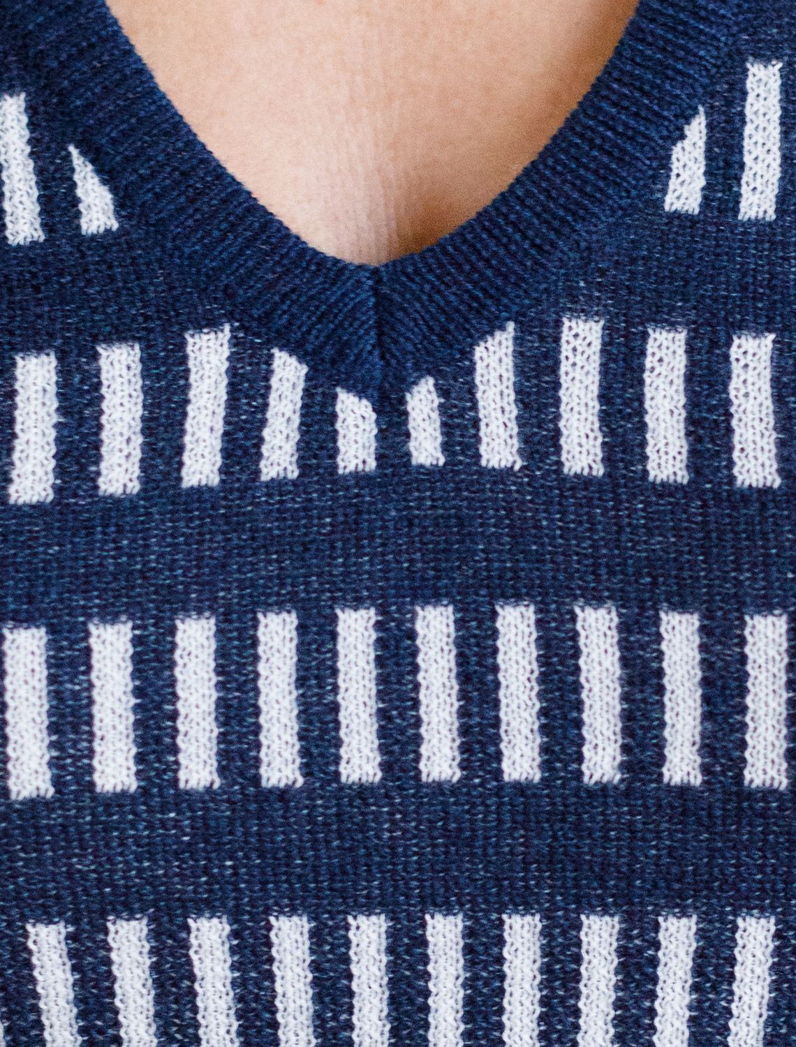 Топ из тонкого жаккарда D39.345 синий-белый