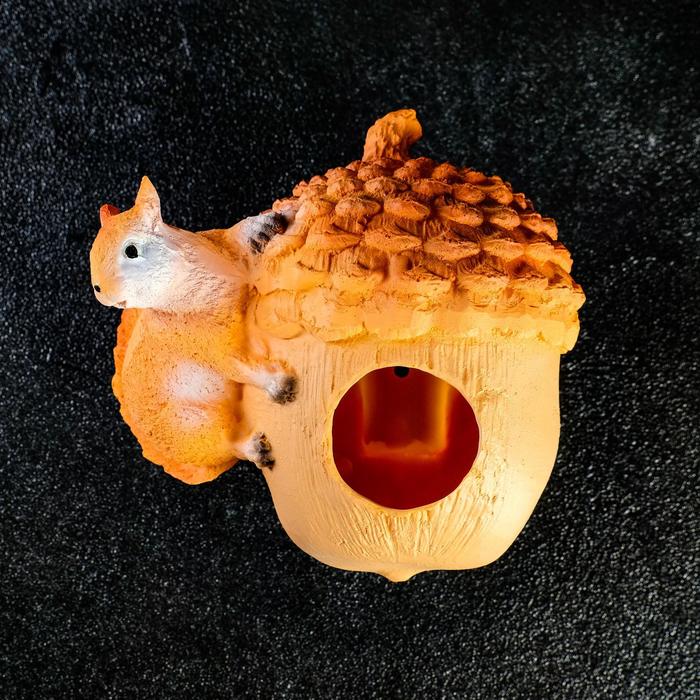 Подвесной декор - кормушка из полистоуна «Орех с белкой», 18×16 см