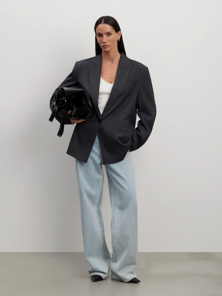 Однобортный жакет ,
60% вискоза, 37% полиэстер, 3% эластан ,