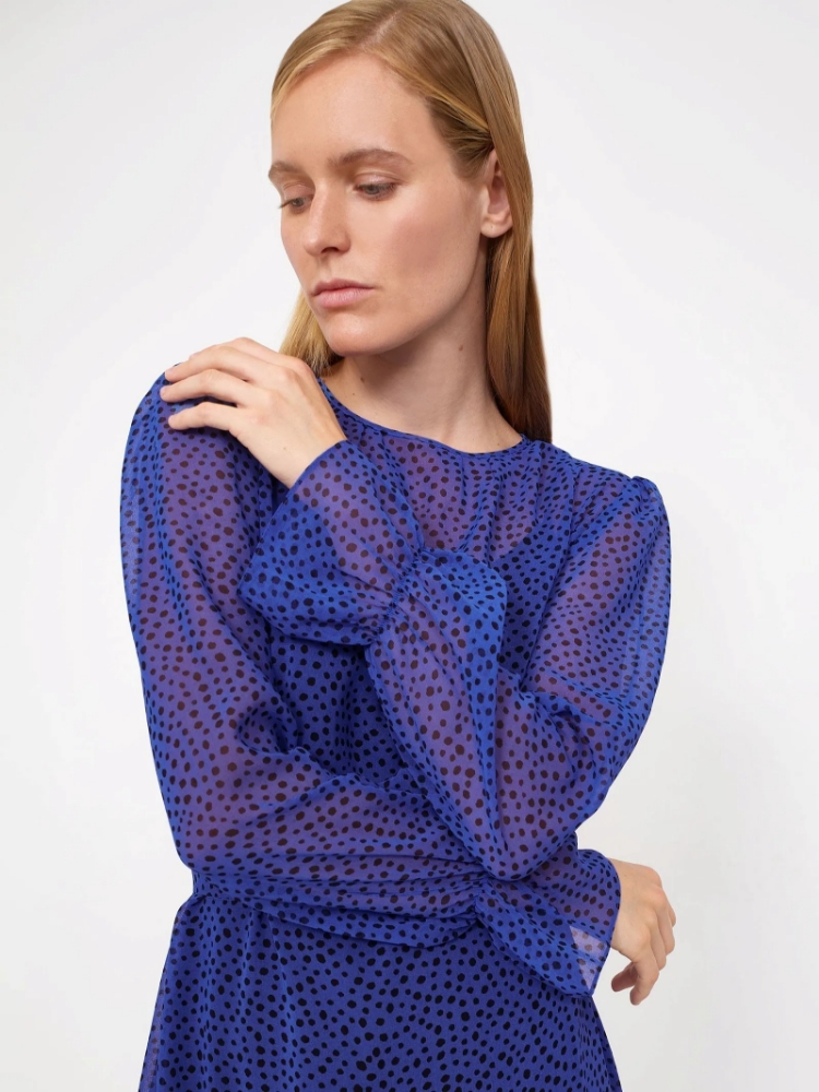 Платье приталенного кроя ,
80% полиэстер, 20% вискоза ,