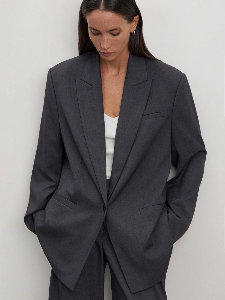 Однобортный жакет ,
60% вискоза, 37% полиэстер, 3% эластан ,