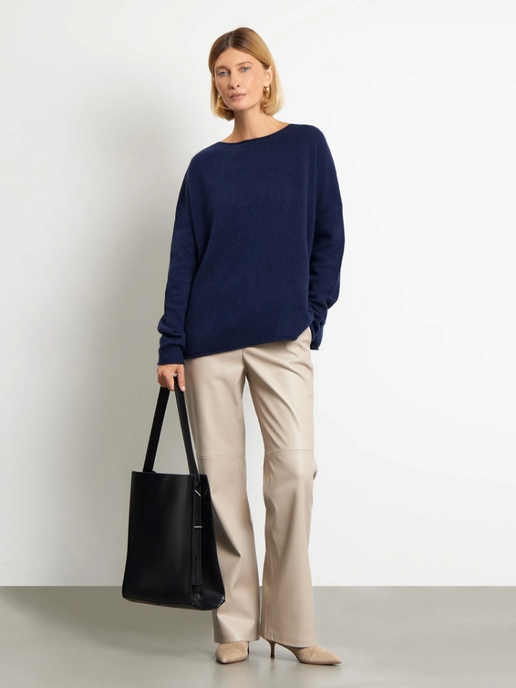 Джемпер с содержанием шерсти ,
52% шерсть, 38% вискоза, 10% нейлон ,