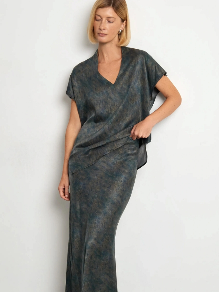 Юбка а-силуэта из 100% вискозы ,
50% купра, 50% вискоза ,