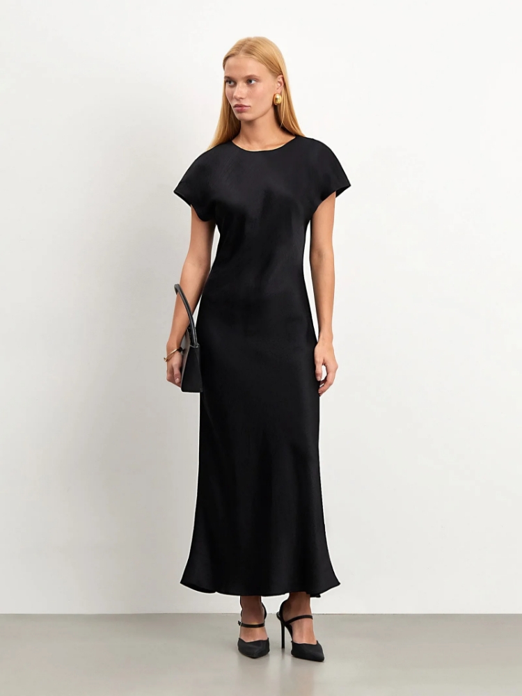 Платье приталенного кроя ,
95% вискоза, 5% полиэстер ,