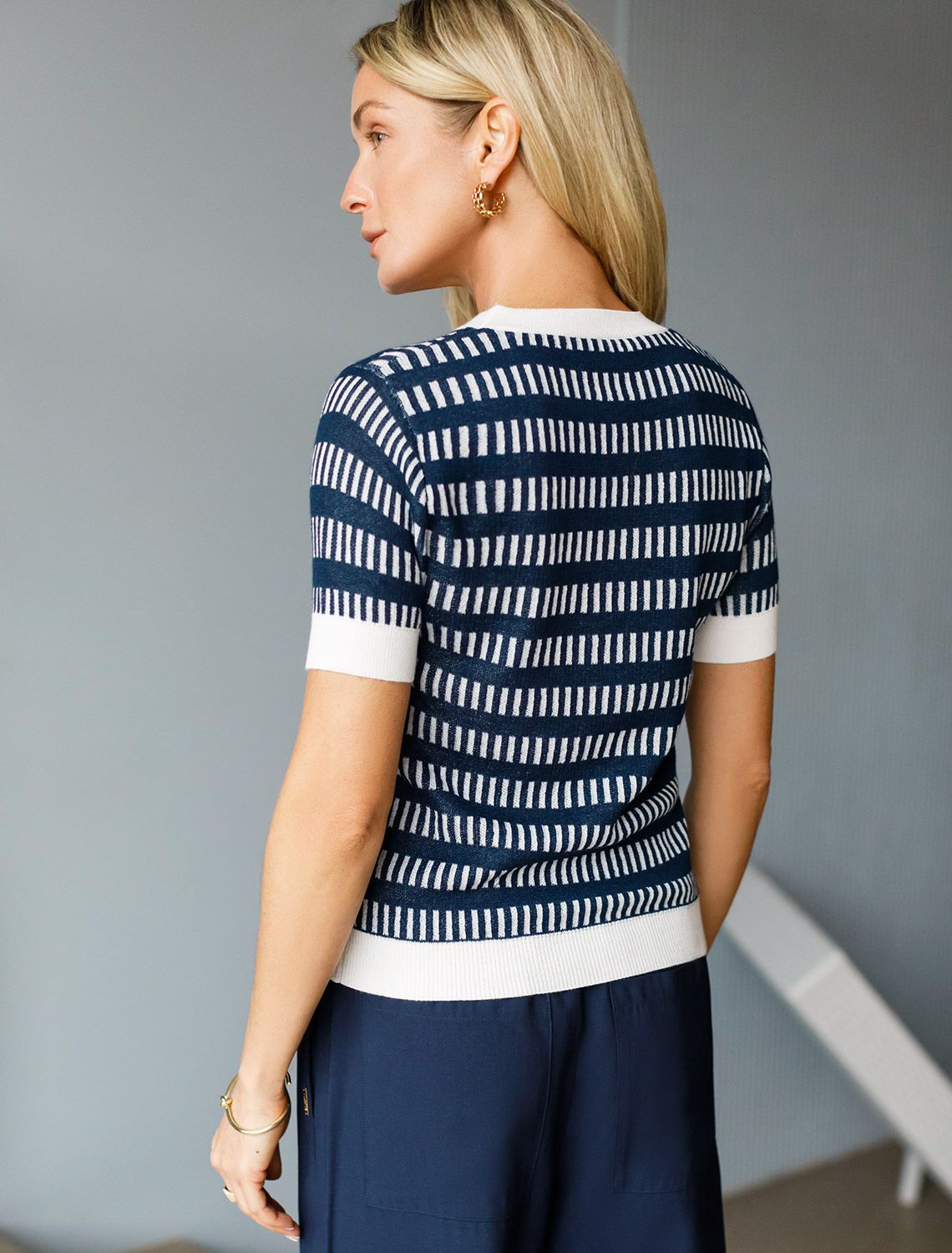 Джемпер тонкой вязки из вискозы D39.346 синий-белый