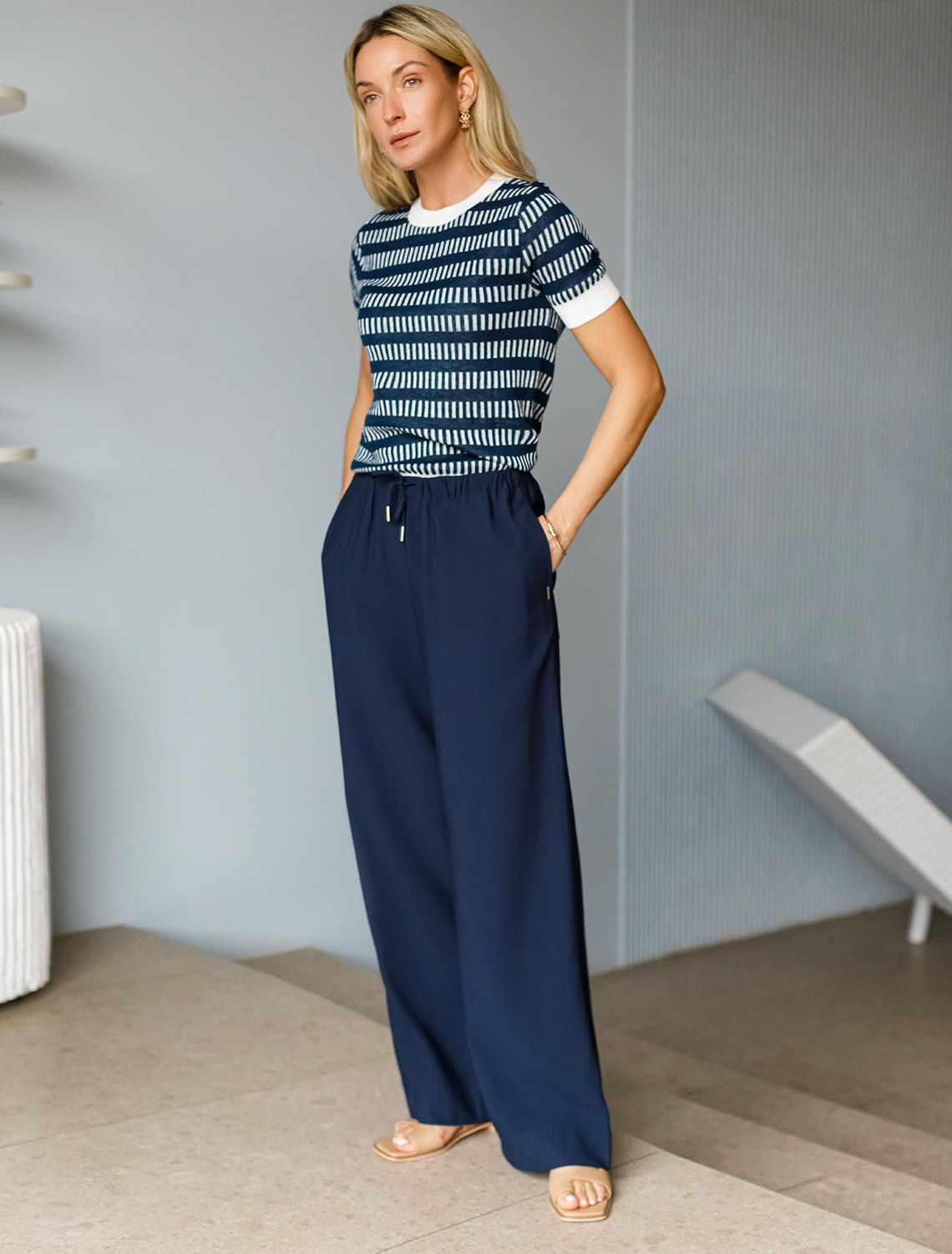 Джемпер тонкой вязки из вискозы D39.346 синий-белый