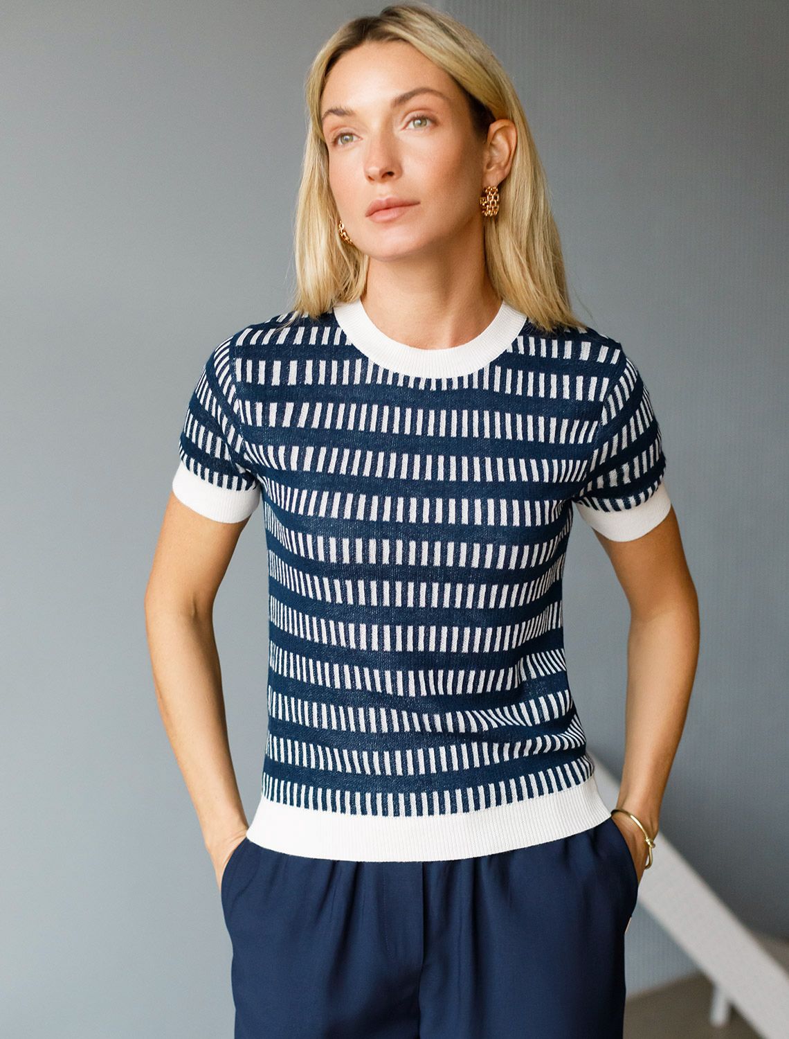 Джемпер тонкой вязки из вискозы D39.346 синий-белый