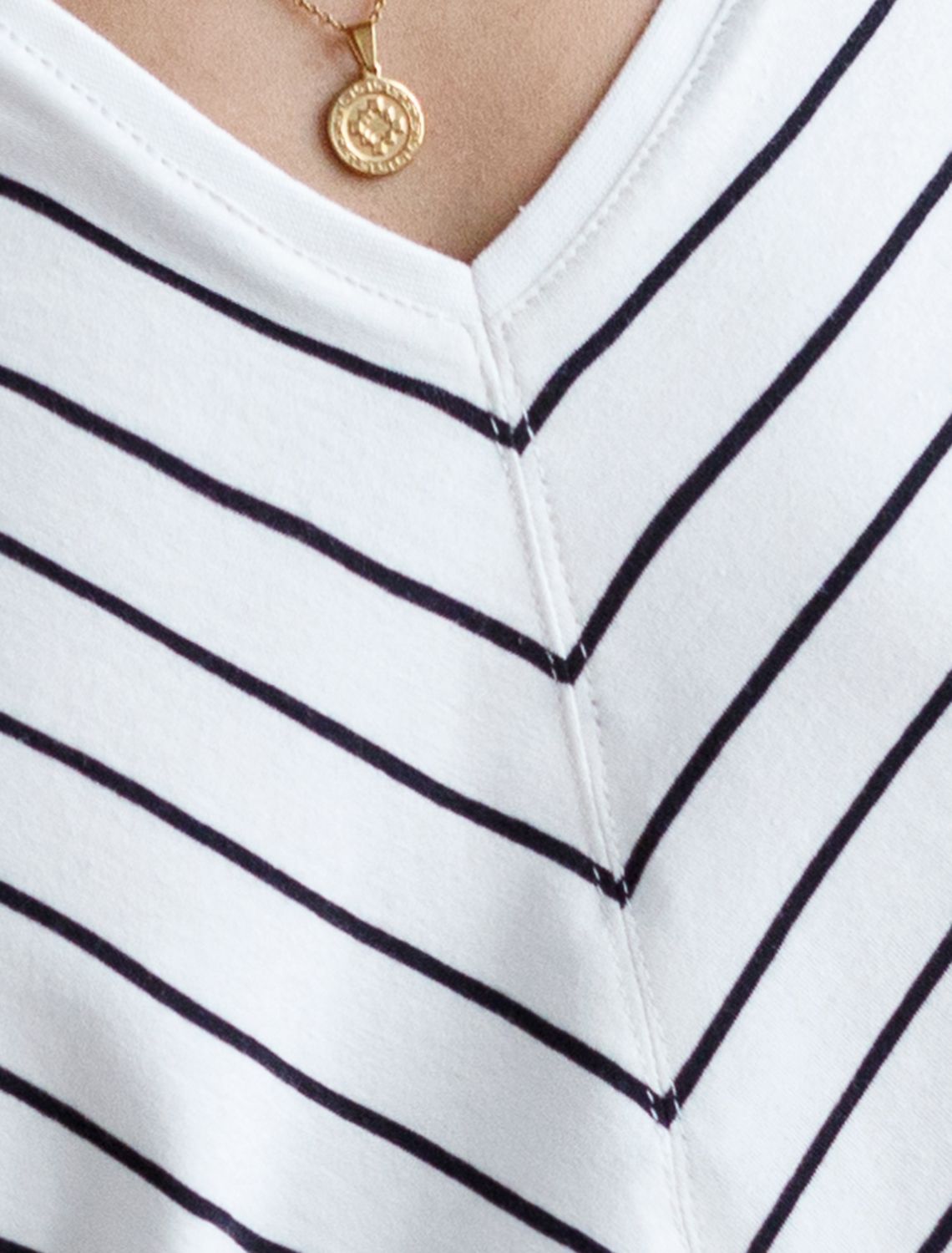 Футболка с цельнокроеным рукавом D49.069 белый-черный полоса