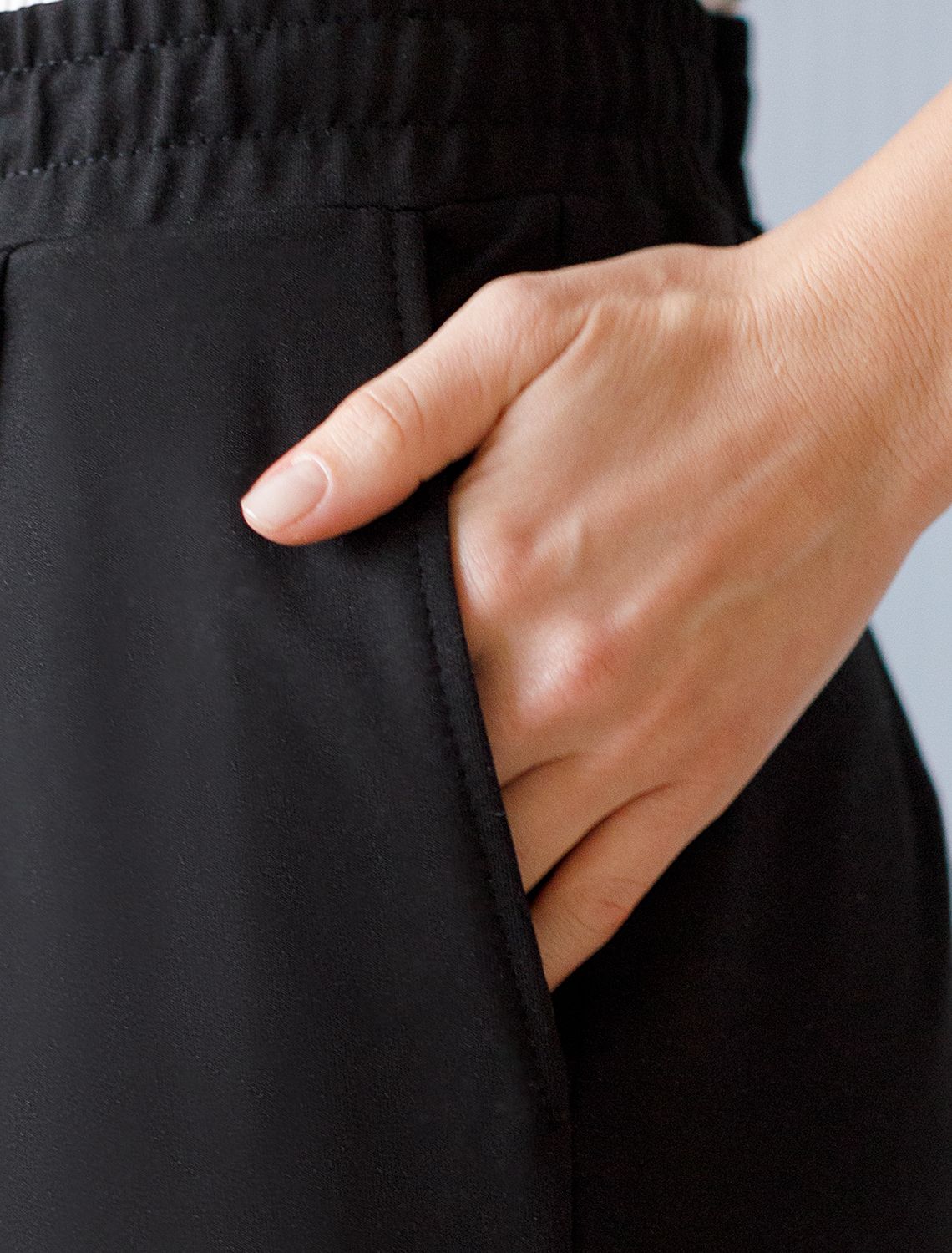 Свободные брюки из тонкого премиального футера с эластаном D44.140 черный