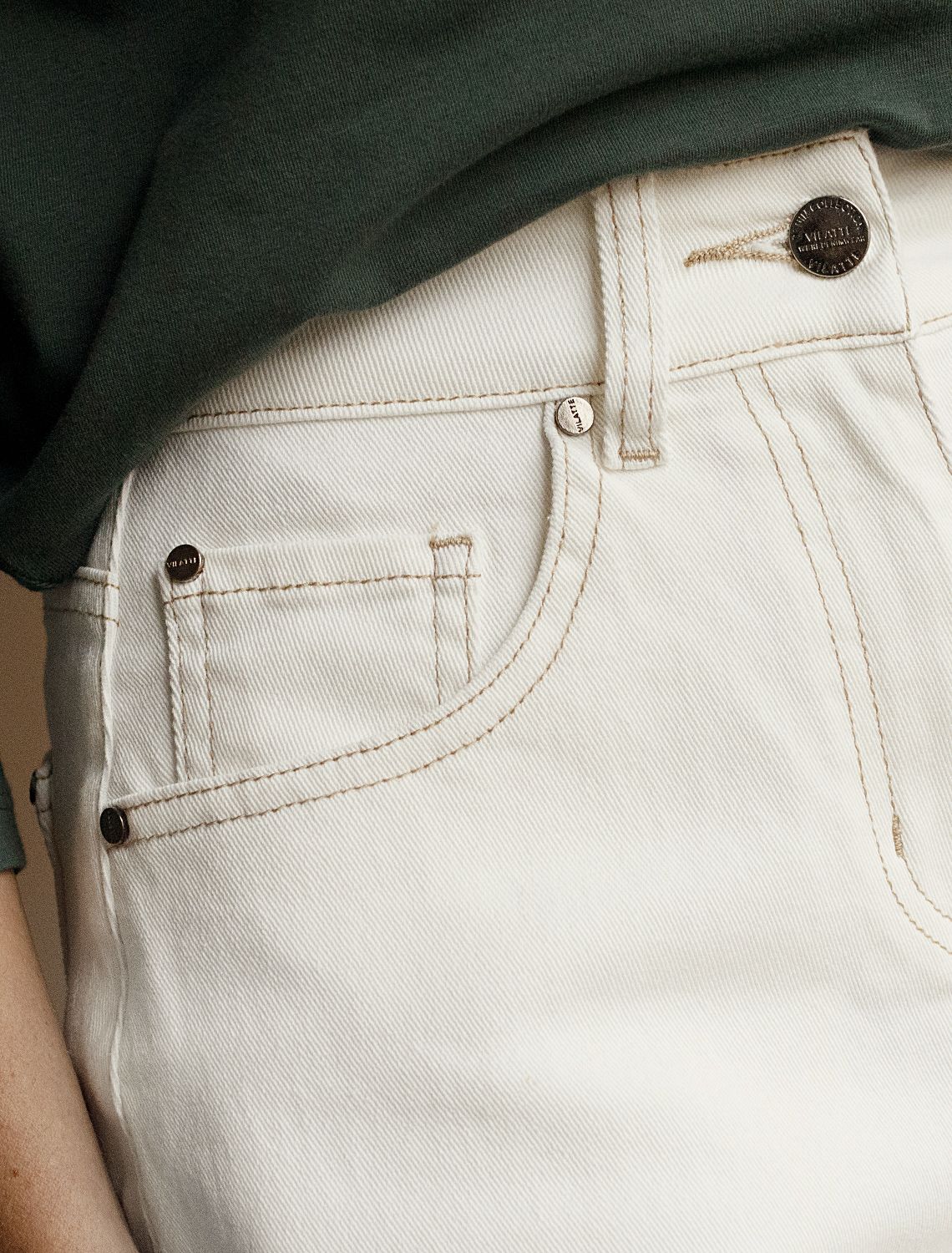 Шорты из эластичного денима D58.024 белый