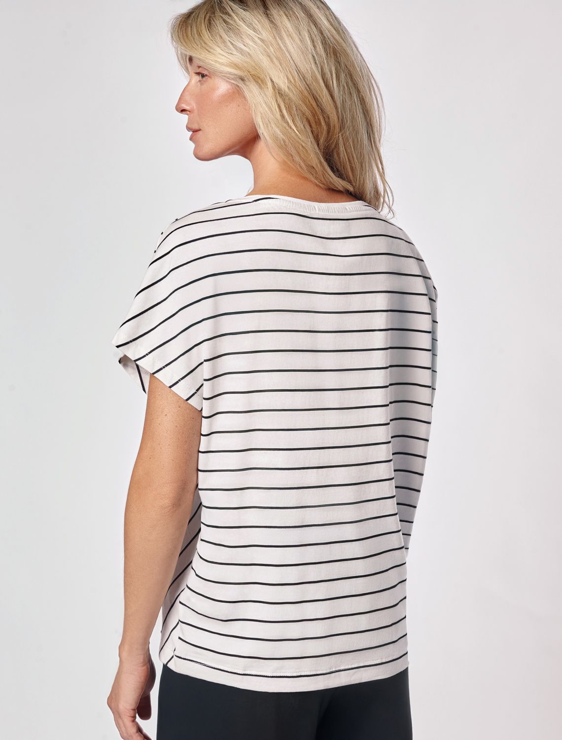 Футболка с цельнокроеным рукавом D49.069 белый-черный полоса