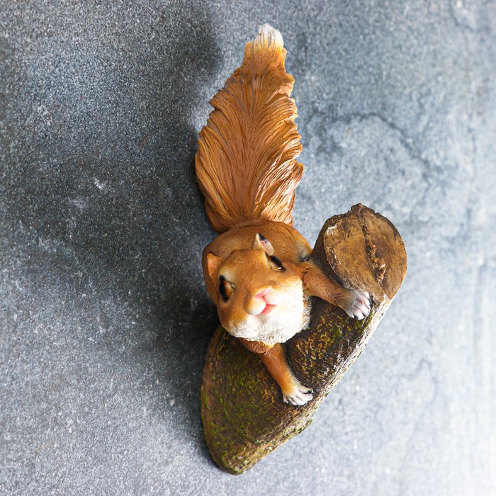 Подвесной декор из полистоуна «Белка на ветке», 27×19×12 см