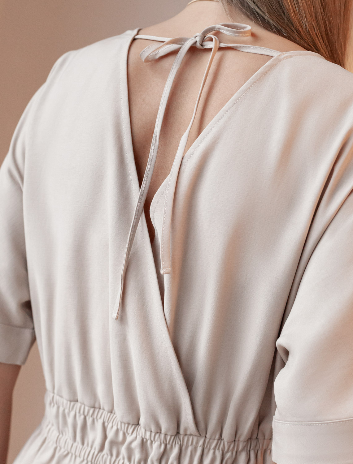 Платье из плотного лиоцелла с поясом на резинке D22.244 светло-бежевый