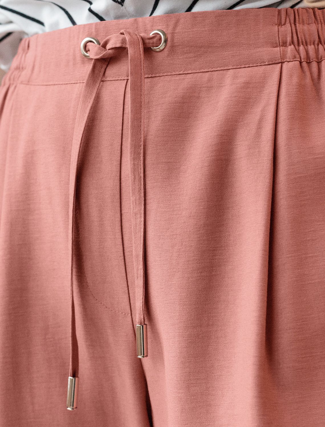 Брюки из плотного лиоцелла D24.265 дымчато-коралловый