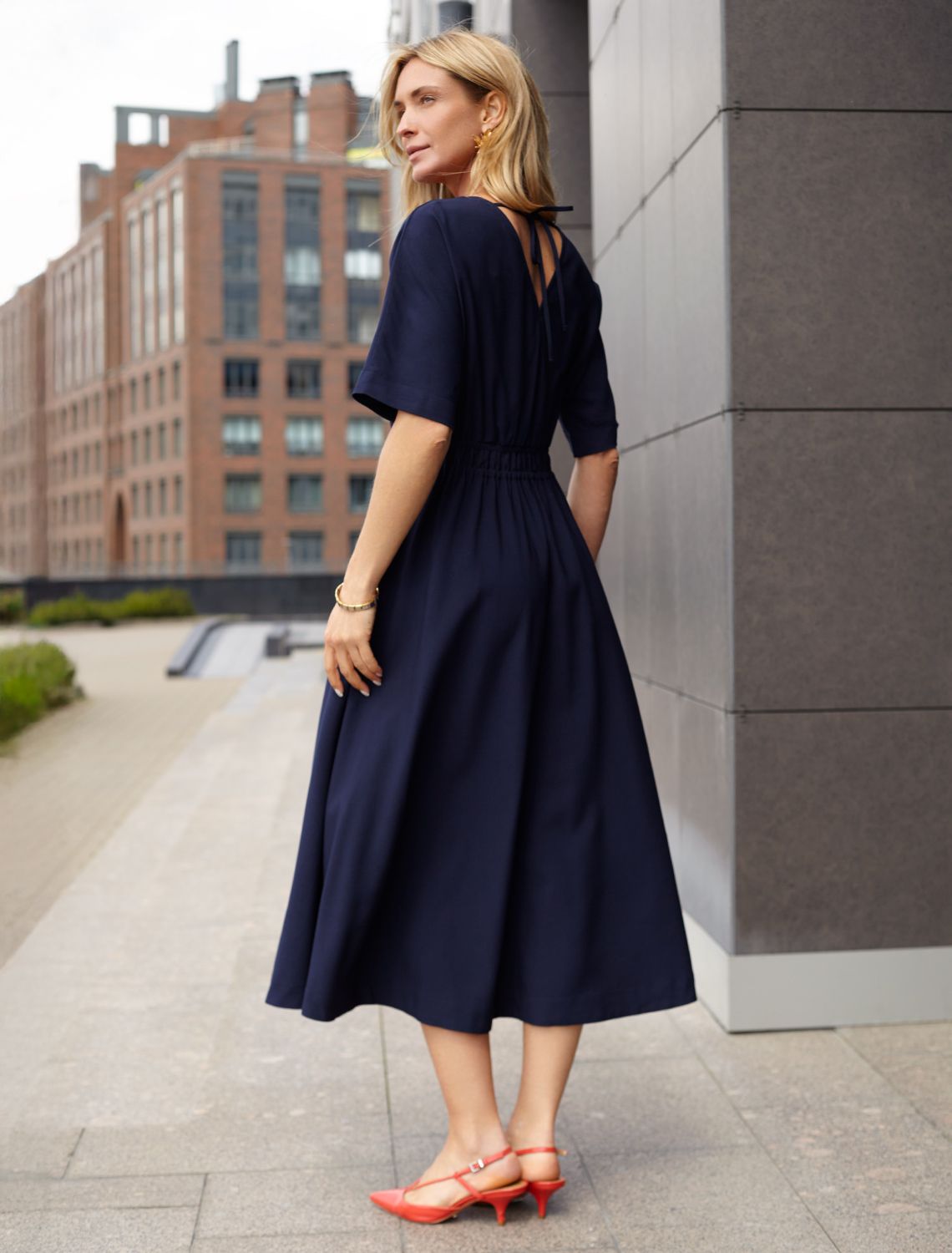 Платье из плотного лиоцелла с поясом на резинке D22.244 темно-синий