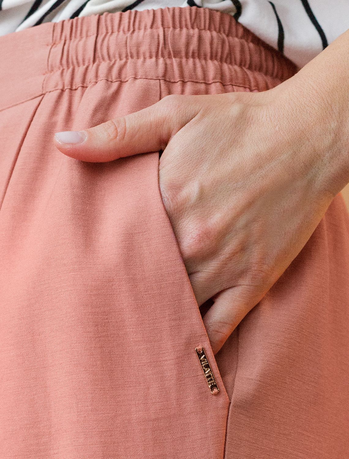 Брюки из плотного лиоцелла D24.265 дымчато-коралловый