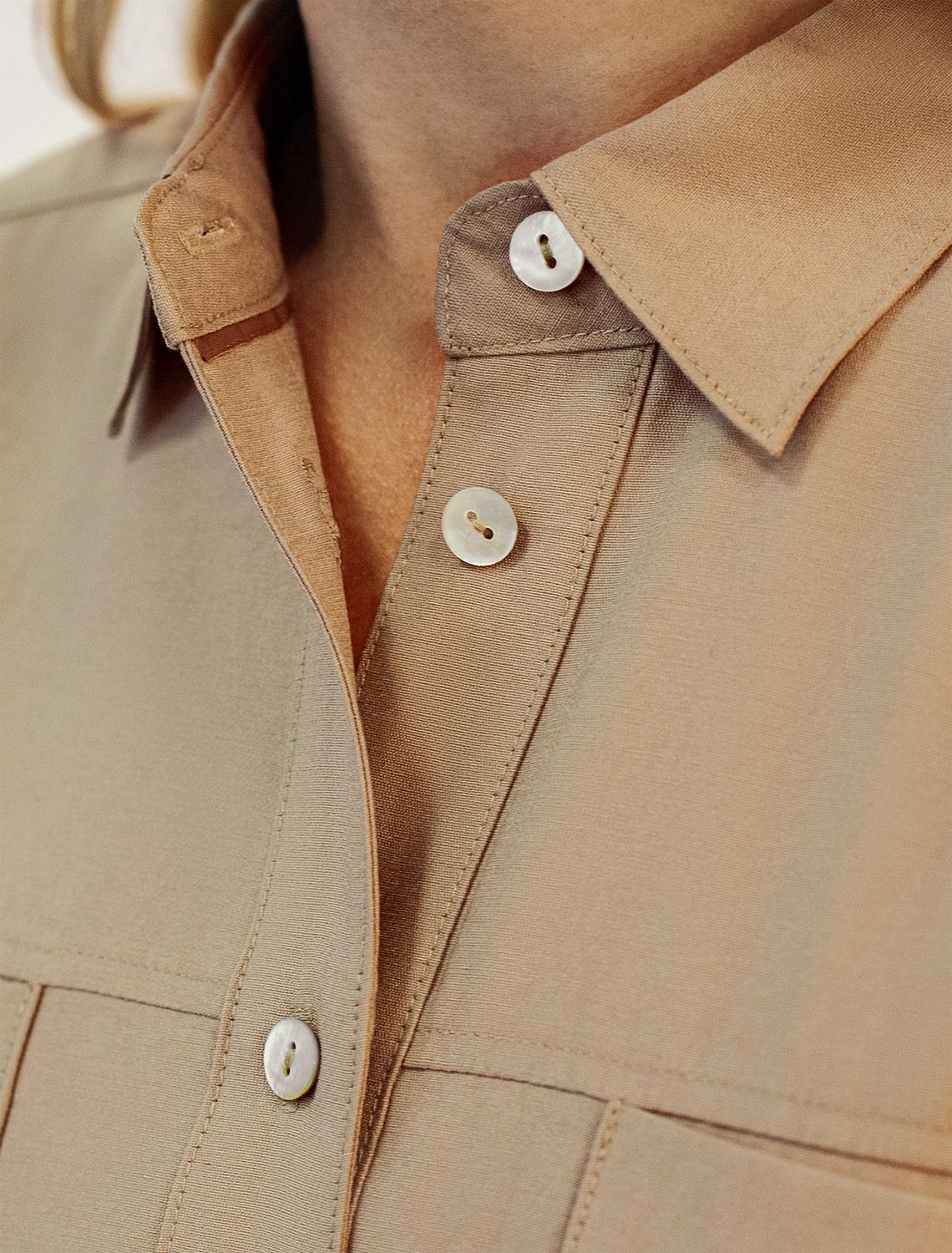 Блузка из плотного лиоцелла D29.267 св.оливковый