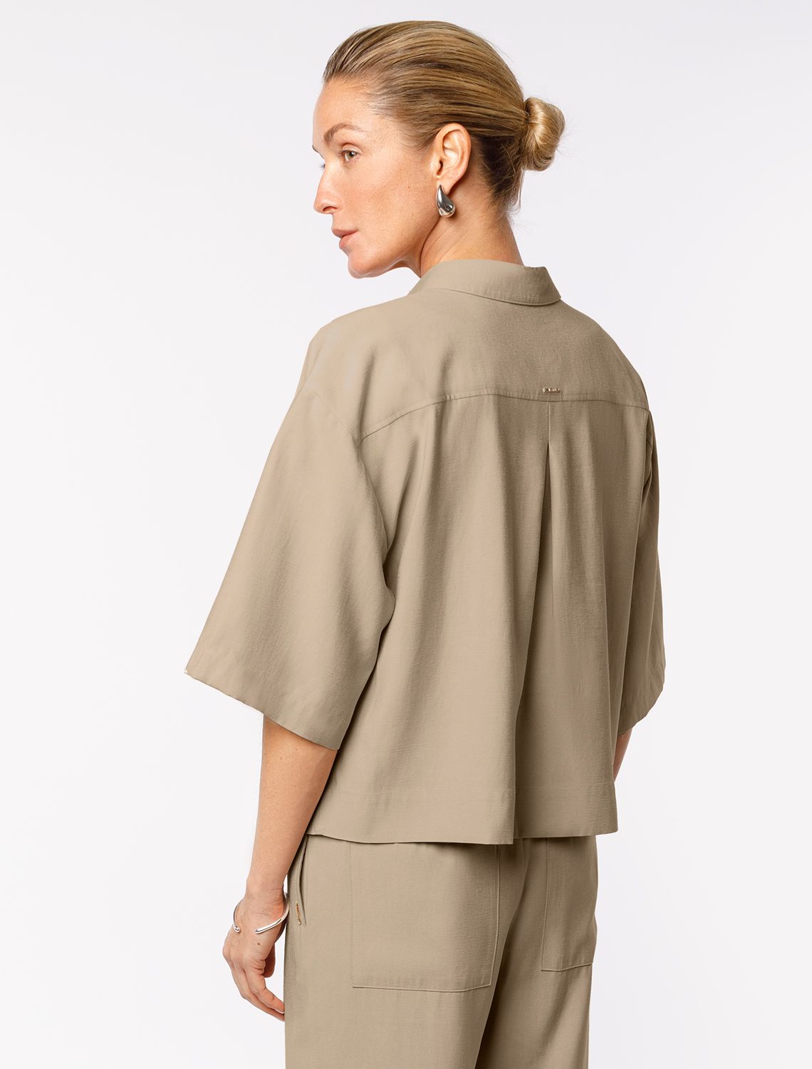 Блузка из плотного лиоцелла D29.267 св.оливковый