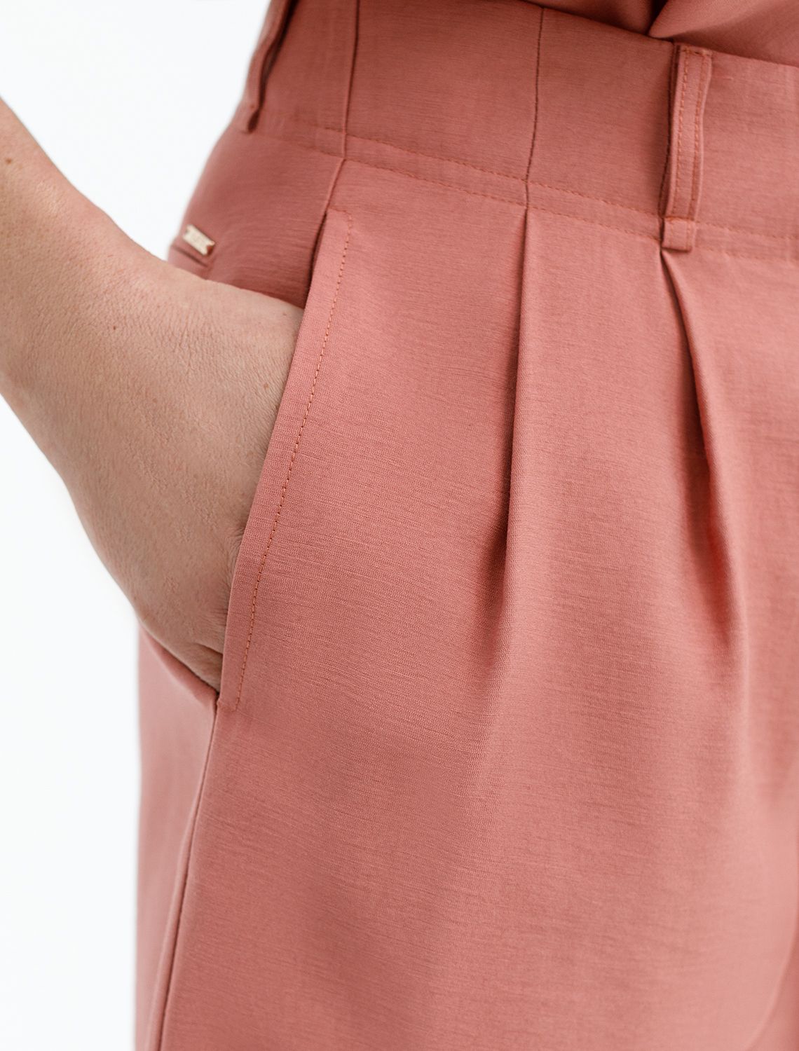 Шорты-бермуды из плотного лиоцелла D28.057 дымчато-коралловый