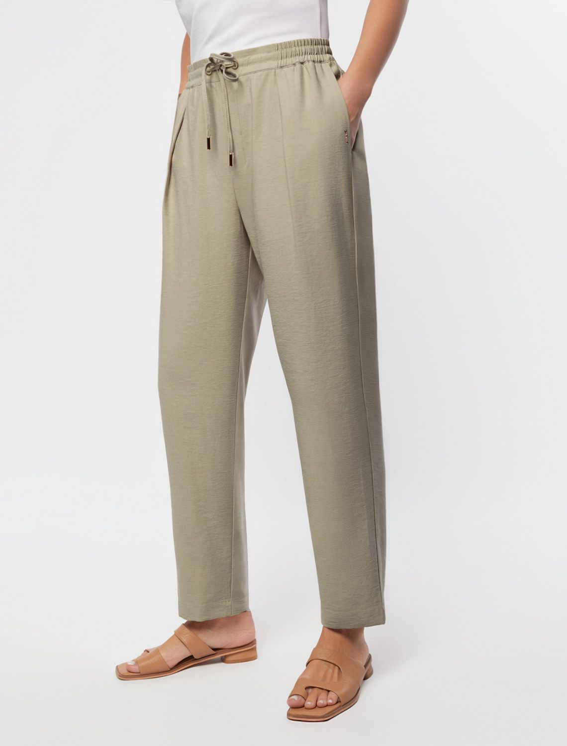 Брюки из плотного лиоцелла D24.265 св.оливковый