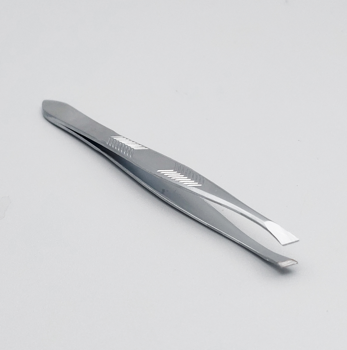 Zinger Пинцет для бровей скошенный / Standard 86012 M, 88 мм, серебристый матовый